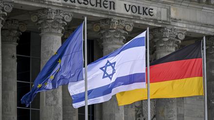 Die Fahnen Europas, Israels und Deutschlands vor dem Bundestag. Doch nur Fahnen  aufziehen reicht nicht mehr, findet unser Autor. 
