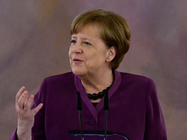 Angela Merkel hält bei der Verleihung eine kurze Rede.