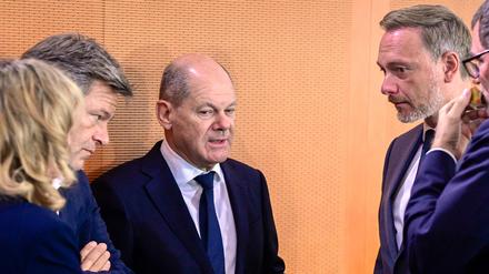 Kreative Haushaltspolitik: Kanzler Olaf Scholz im Gespräch mit Finanzminister Christian Lindner (rechts) und Wirtschaftsminister Robert Habeck. 
