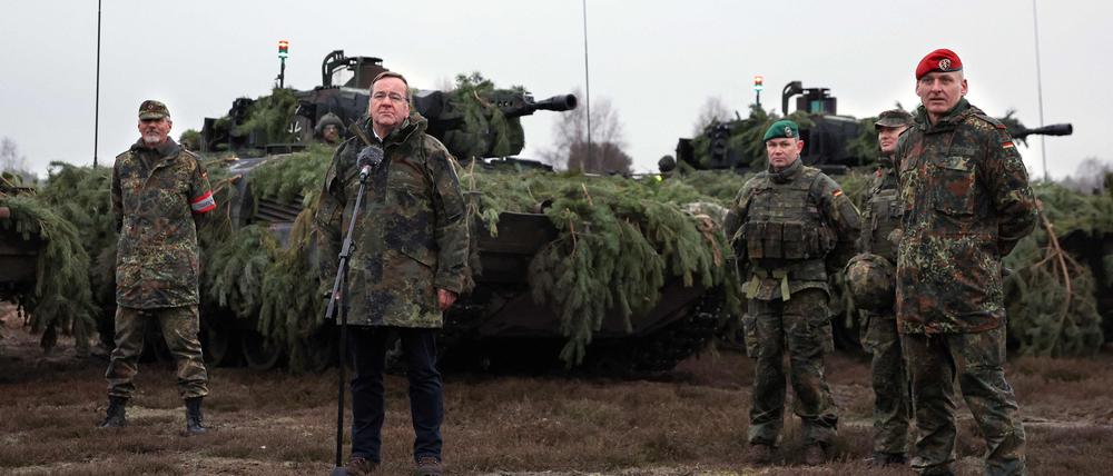 Boris Pistorius steht bei einem Besuch der Bundeswehr in Moeckern vor einem Mikrofon. 