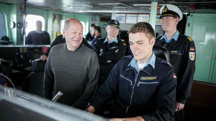 Der Kanzler am Montag an Bord der „Mecklenburg-Vorpommern“. Die Fregatte ist das Flaggschiff der schnellen Nato-Eingreiftruppe.
