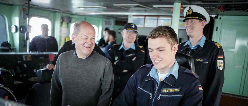Der Kanzler am Montag an Bord der „Mecklenburg-Vorpommern“. Die Fregatte ist das Flaggschiff der schnellen Nato-Eingreiftruppe.