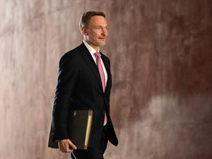 Finanzminister Christian Lindner nimmt sich Zeit, einen Bundeshaushalt für 2024 vorzulegen. 