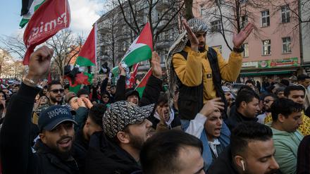 Demonstrierende in Neukölln mit Palästina-Fahnen am Ostersamstag.