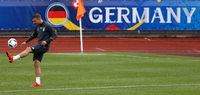Zurück am Ball. Lukas Podolski ist als letzter Spieler zum deutschen Team gestoßen.