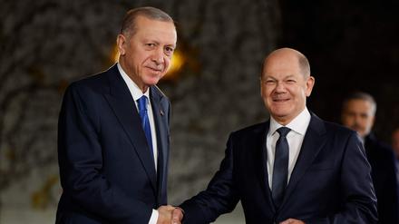 Handschlag mit Erdogan: Kanzler Scholz. 
