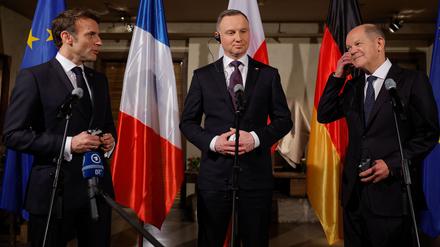 Die Präsidenten Polens, Andrzej Duda (Mitte), und Frankreichs, Emmanuel Macron, mit Bundeskanzler Olaf Scholz in München. 