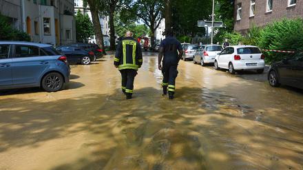 Feuerwehrmänner waten durch Dortmund.