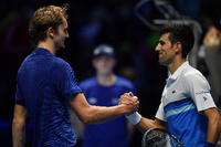 Alexander Zverev (l.) und Novak Djokovic. 