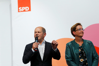 Applaus für Ralf Stegner und seine Co-Bewerberin um den SPD-Vorsitz Gesine Schwan – die Union fürchtet den Linksruck.