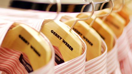 Herrenhemden des Modeherstellers Gerry Weber hängen in einem Ladenlokal auf Kleiderbügeln.