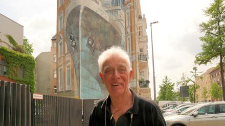 Gert Neuhaus vor seinem Wandbild mit dem Ozeandampfer „Phoenix“ an der Wintersteinstraße.