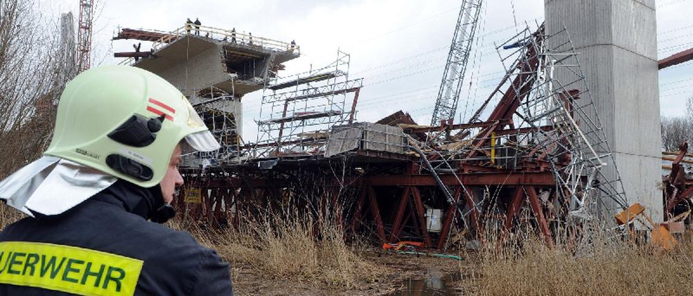 Sachsen-Anhalt: Baugerüst an ICE-Baustelle umgestürzt - zwölf Verletzte