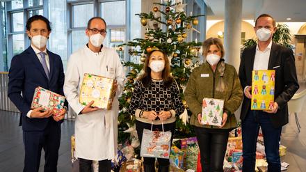 Im weihnachtlich geschmückten Westin Grand Hotel hat der Ambassadors Clubs Geschenke für kranke Kinder gesammelt. 