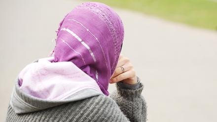 Eine junge Muslimin sitzt am 05.05.2010 in Frankfurt am Main und trägt ein Kopftuch zu einem modernen, westlichen Kapuzenpullover (Illustration zum Thema Zwangsehe).