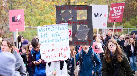 „Mein Schild ist wie meine Schule - sanierungsbedürftig“: Schüler des Gymnasiums am Europasportpark (GESP) während ihres Demonstrationszugs am Freitag.