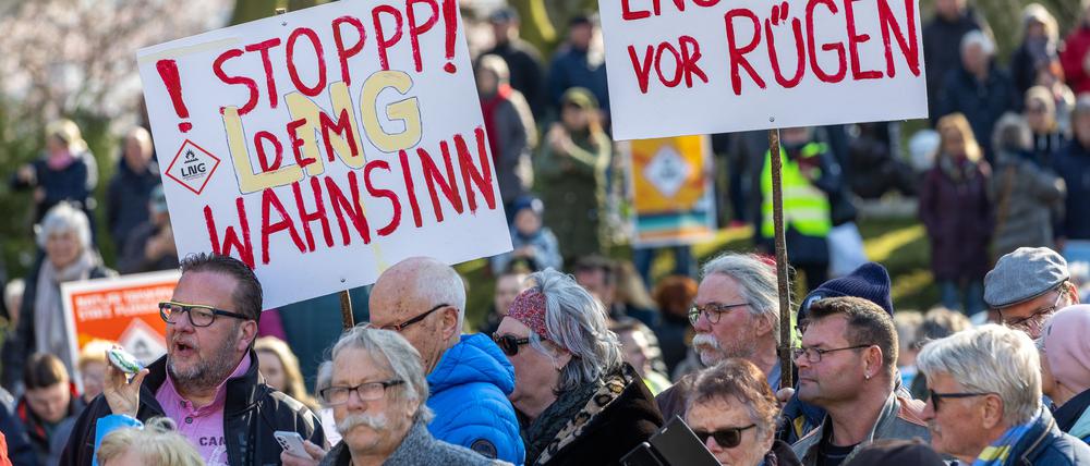 In Binz protestieren am Donnerstag Hunderte während des Besuchs von Bundeskanzler Scholz und Wirtschaftsminister Habeck.