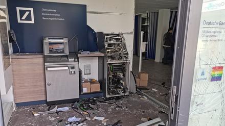 Ein Geldautomat der Deutschen Bank in Vechelde wurde in der Nacht gesprengt.
