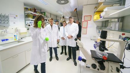 Der Bundesgesundheitsminister hat das Deutsche Krebsforschungszentrum (DKFZ) besucht und sich u. a. über Anwendungen der Künstlichen Intelligenz (KI) im Gesundheitswesen informiert. 