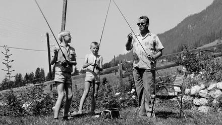 Willy Brandt mit seinem Sohn Lars (links) und dessen Freund bei Vorbereitungen zum Angeln in den Alpen.