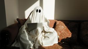Onlinedating ist um eine weitere Absurdität reicher geworden: Ghostwriting.