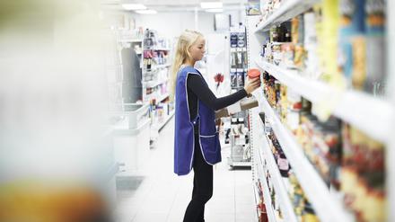 Eine Frau in einem Supermarkt (Symbolfoto).