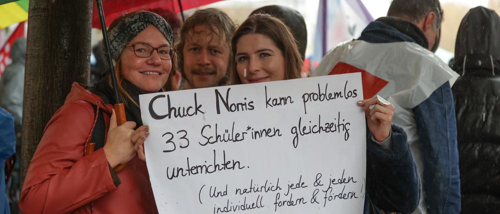 „Chuck Norris kann problemlos 33 Schüler:innen gleichzeitig unterrichten. (Und natürlich jede und jeden individuell fordern und fördern!)“, hatten diese Lehrkräfte im Oktober auf ihr Plakat zur Demonstration für kleinere Klassen geschrieben. 