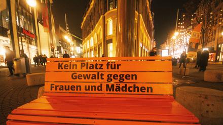 Auf einer Bank in der Kölner Innenstadt steht: „Kein Platz für Gewalt gegen Frauen und Mädchen“. (Archivbild)