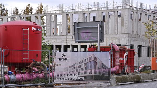 Büros und ein Hotel sollen an der Babelsberger Straße entstehen, doch die Baustelle ruht. 
