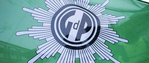 Eine Flagge mit dem Logo der Gewerkschaft der Polizei (GdP). (Symbolbild)