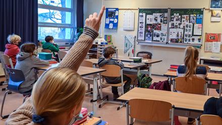 SchÃ¼ler einer 4. Klasse an der Grundschule Â«Am MÃ¼hlenflieÃŸÂ» in BooÃŸen, einem Ortsteil der Stadt Frankfurt (Oder), sitzen wÃ¤hrend des Unterrichts im Klassenzimmer. (zu dpa: Â«LandesschÃ¼lerrat fordert Planungssicherheit fÃ¼r Lernende und SchulenÂ») +++ dpa-Bildfunk +++