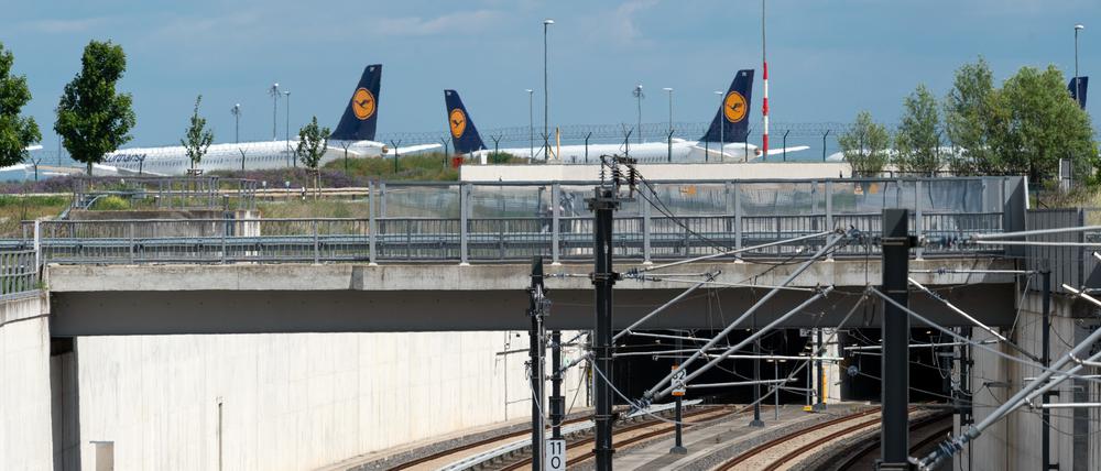 Gewerkschaften planen zeitgleiche Streiks bei Bahn und Lufthansa.