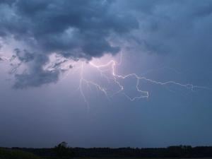 31.07.2024, Bayern, Illertissen: Ein Blitz zuckt bei einem Sommergewitter am abendlichen Himmel nördlich von Memmingen in Mittelschwaben.