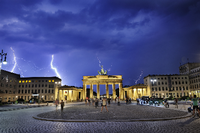 Gewitter über der Museumsinsel in Berlin-Mitte.