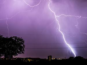 Baden-Württemberg, Stuttgart: Blitze zucken während eines Gewitters am abendlichen Himmel. (Archivbild vom 01.08.2018).