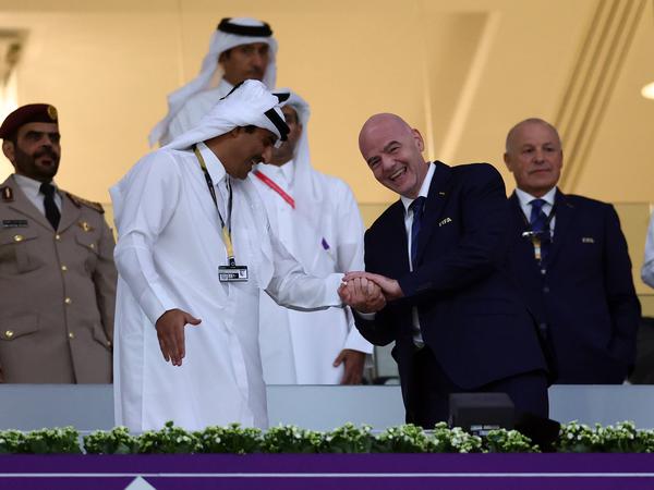 FIFA-Präsident Gianni Infantino (r.) neben dem Staatsoberhaupt von Katar, Tamim bin Hamad Al Thani.