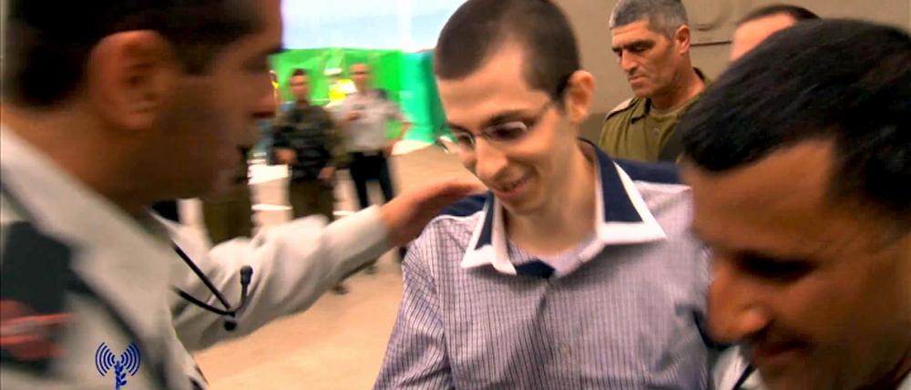 Der Videograb eines FIlm der israelischen Armee zeigt Gilad Schalit am Dienstag (18.102011) nach seiner Freilassung. 