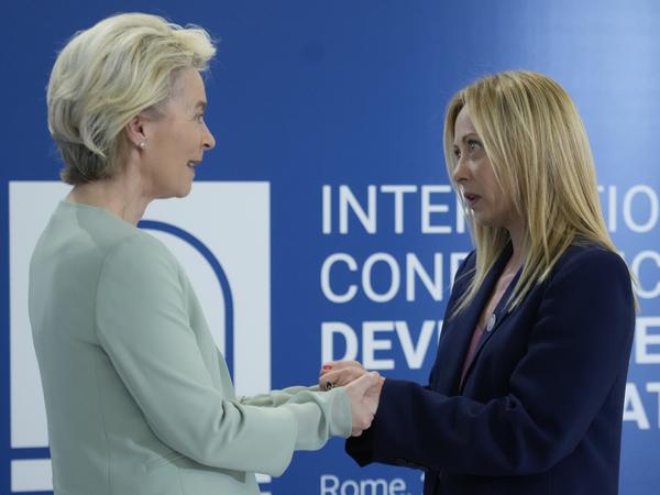 Ministerpräsidentin von Italien Giorgia Meloni (r) begrüßt Ursula von der Leyen, Präsidentin der Europäischen Kommission, im Juli diesen Jahres bei ihrer Ankunft zu einer internationalen Konferenz über Migration. (Archiv)