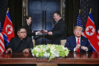 Präsident Donald Trump (r) und der Machthaber von Nordkorea Kim Jong Un (l) unterzeichnen die gemeinsame Vereinbarung.
