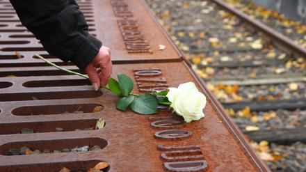 Am Mahnmal „Gleis 17“ wird jährlich mit Gedenkveranstaltungen an die Berliner Juden erinnert, die das NS-Regime deportiert hatte. 