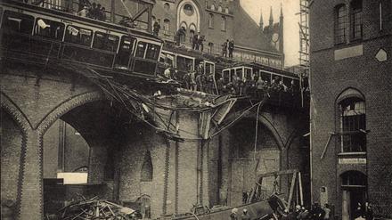 Bei dem Unfall am Gleisdreieck stürzte der erste Waggon eines der beiden U-Bahnzüge in die Tiefe und begrub die Passagiere unter sich. 