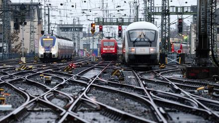 Gleise und Züge am Kölner Hauptbahnhof. 