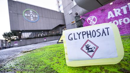 Ein Plastikcontainer mit der Aufschrift „Glyphosat“ steht bei einer Protestaktion vor dem Eingang des Chemiekonzerns Bayer. 