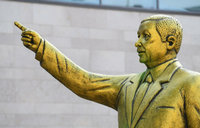 Die goldene Erdogan-Statue steht auf Wiesbadens Platz der Deutschen Einheit.