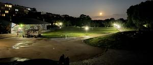 Der Mond über dem Görlitzer Park in einer Donnerstagnacht. 