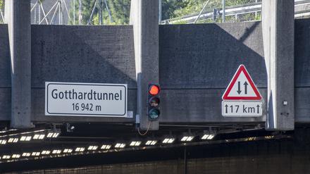 ARCHIV - 11.09.2023, Schweiz, Göschenen: Die Ampel am Eingang des Nordportals zum Gotthard-Tunnel steht auf Rot. Nach einem Riss in der Decke des Gotthard-Straßentunnels in der Schweiz haben Behörden die Bauarbeiten an der zweiten Röhre vorerst gestoppt. Foto: Urs Flueeler/KEYSTONE/dpa +++ dpa-Bildfunk +++