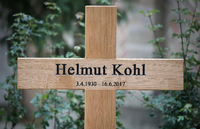 Das Kreuz auf dem Grab von Helmut Kohl auf dem Friedhof in Speyer (Rheinland-Pfalz).