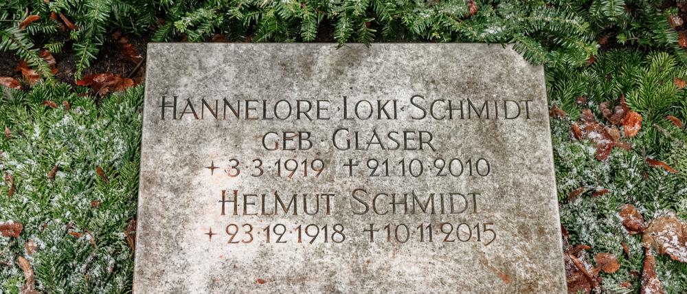 Blick auf das Grab von Helmut und Hannelore Schmidt, auf dem Friedhof in Hamburg-Ohlsdorf.