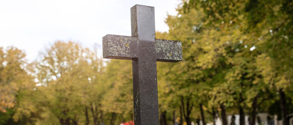Bereits Ende Juni hatte das nordrhein-westfälische Gesundheitsministerium die vom Berliner Unternehmen „Meine Erde“ angebotene Bestattungsvariante untersagt.