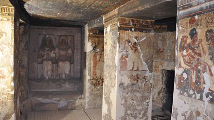 Die Grabkammer ist nahezu komplett mit Malereien und Schriftzeichen dekoriert. An der Stirnseite die Sitzstatuen von Neferhotep und seiner Frau Merit Ra.